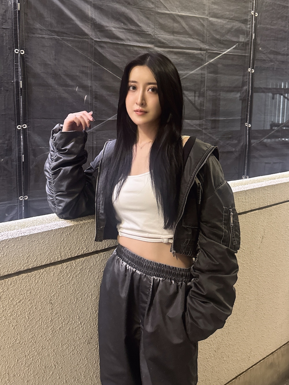 グレー系のブルゾン、ブラック系のブーツ、グレー系のその他パンツを着用したレディースの秋コーディネートの3枚目の写真