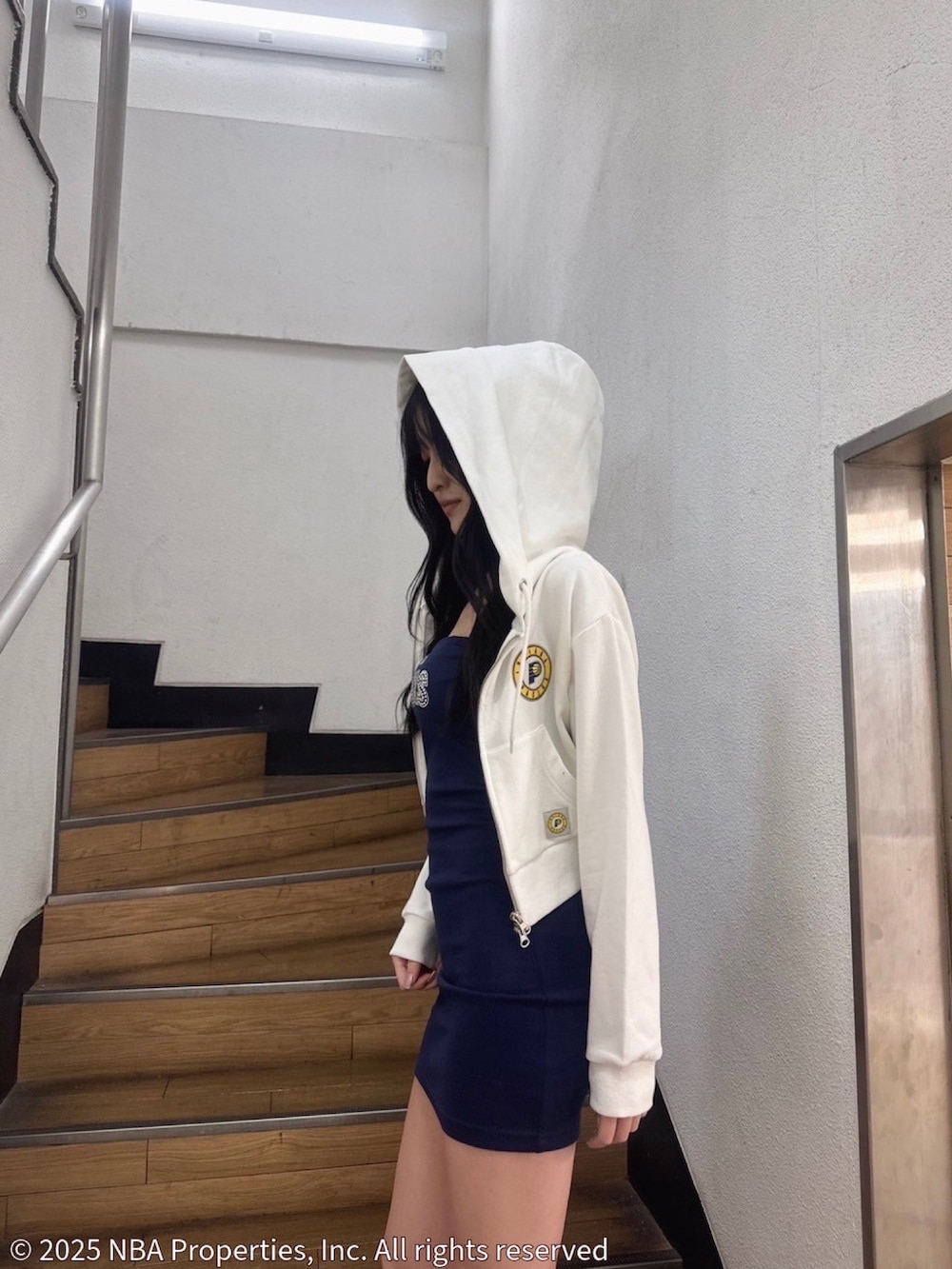 ブルー系のワンピース、ホワイト系のパーカー、ホワイト系のサンダルを着用したレディースの夏コーディネートの4枚目の写真