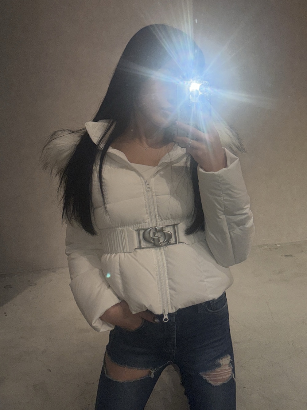 ホワイト系のダウンジャケット/コート、ブルー系のデニムパンツ、ブラック系のブーツを着用したレディースの秋コーディネートの3枚目の写真