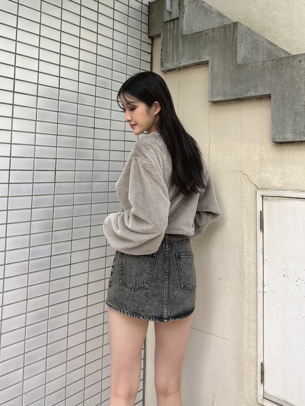 ベージュ系のTシャツ/カットソー、ブラック系のブーツを着用したレディースの秋コーディネートの4枚目の写真