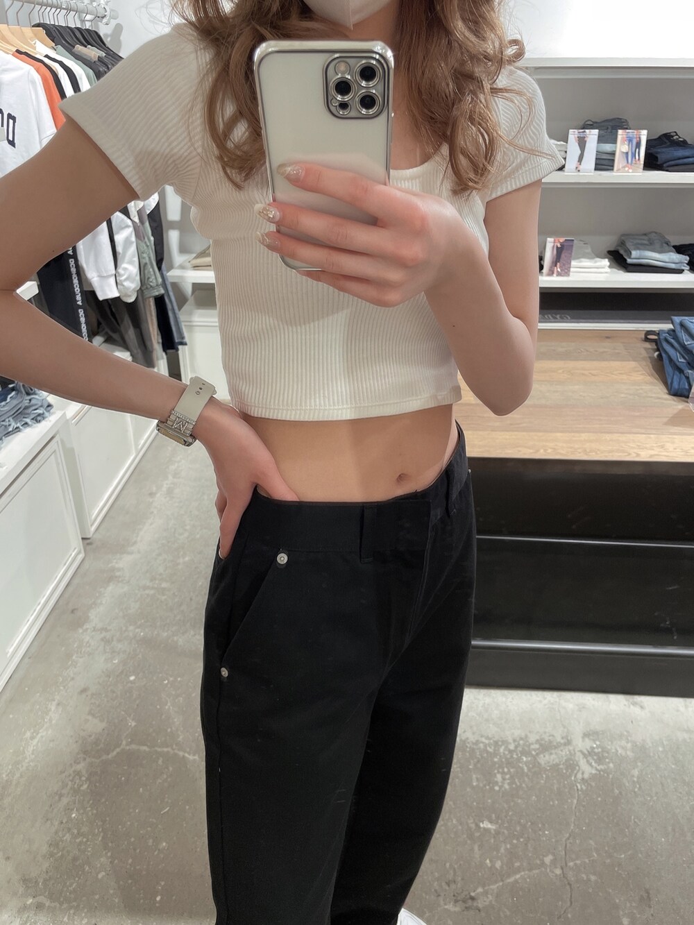 ホワイト系のTシャツ/カットソー、ブラック系のその他パンツを着用したレディースの春コーディネートの5枚目の写真