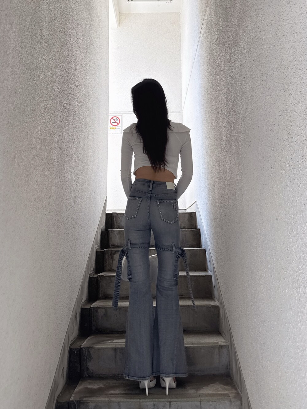 ホワイト系のTシャツ/カットソー、ブルー系のデニムパンツ、ホワイト系のパンプスを着用したレディースの夏コーディネートの2枚目の写真