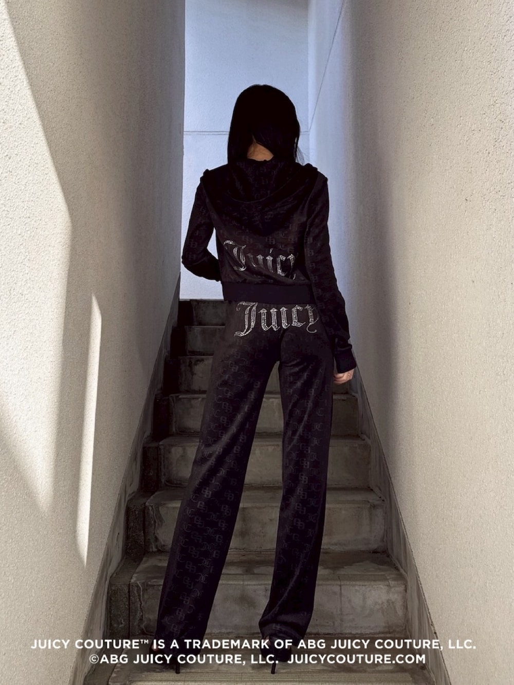 ブラック系のスウェットパンツ、ブラック系のチューブトップ、ブラック系のパーカーを着用したレディースの冬コーディネートの2枚目の写真