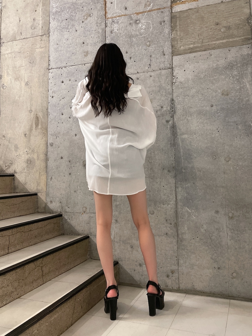 ブルー系のワンピース、ホワイト系のシャツ/ブラウス、ブラック系のサンダルを着用したレディースの夏コーディネートの2枚目の写真