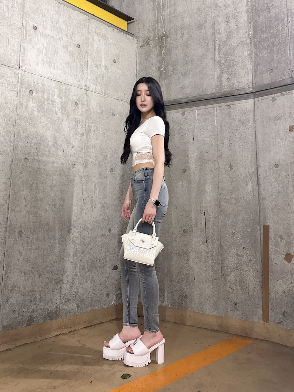 ホワイト系のTシャツ/カットソー、ブルー系のデニムパンツ、ホワイト系のサンダルを着用したレディースの夏コーディネートの2枚目の写真
