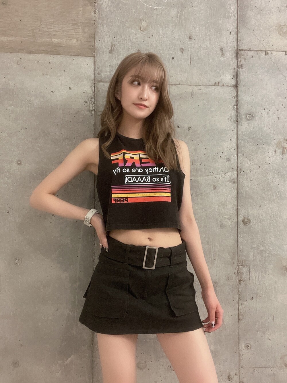 ブラック系のタンクトップ、グレー系のスカート、ブラック系のサンダルを着用したレディースの夏コーディネートの3枚目の写真