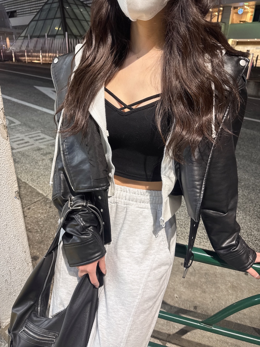 ホワイト系のパーカー、グレー系のスウェットパンツ、ブラック系のキャミソールを着用したレディースの春コーディネートの3枚目の写真