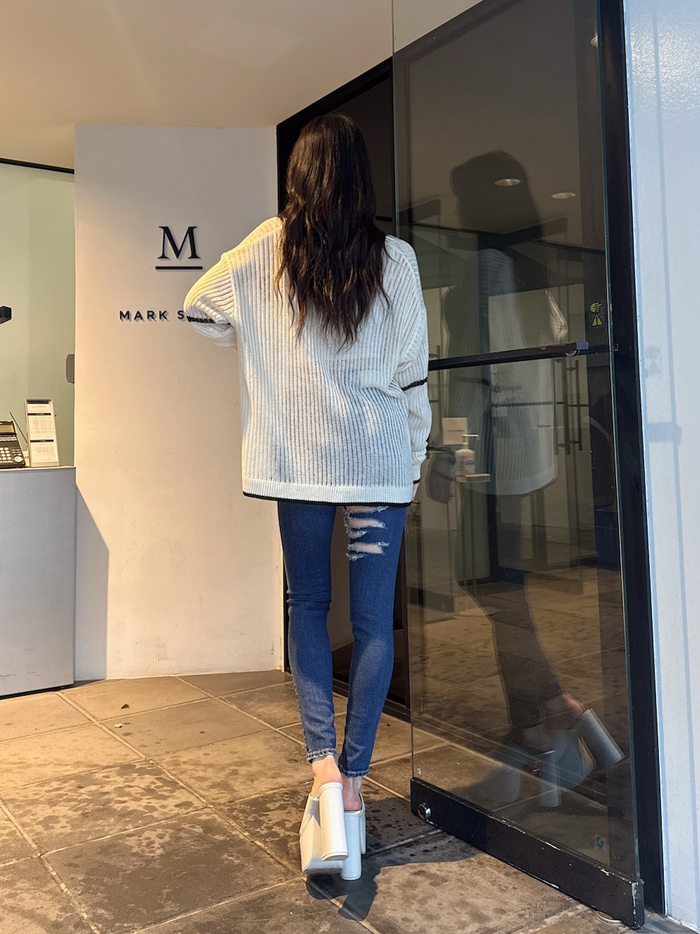 ブラック系のカーディガン/ボレロ、ホワイト系のキャミソール、ホワイト系のサンダルを着用したレディースの夏コーディネートの2枚目の写真