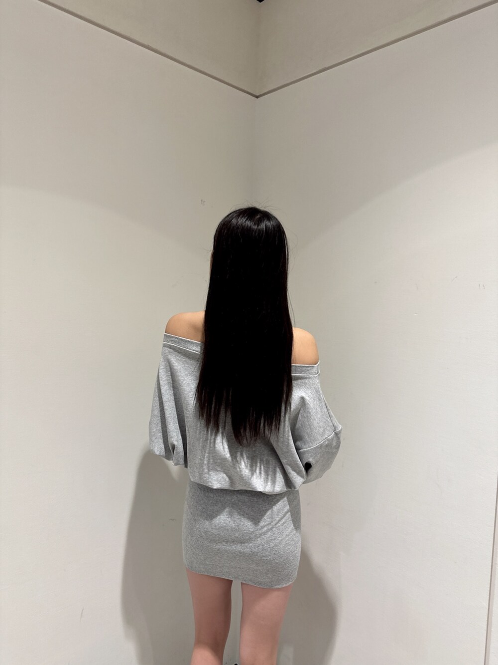 グレー系のワンピース、ブラック系のブーツを着用したレディースの冬コーディネートの4枚目の写真