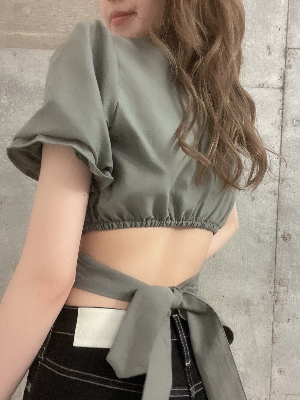 グリーン系のシャツ/ブラウス、ブラック系のデニムパンツ、ベージュ系のサンダルを着用したレディースの夏コーディネートの6枚目の写真