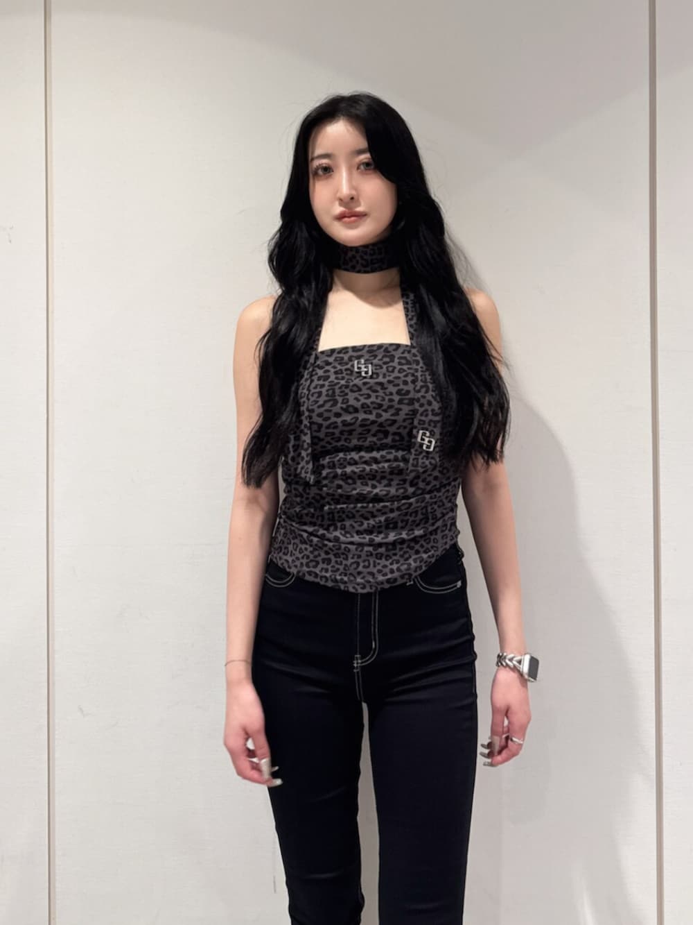 ブラック系のデニムパンツ、ブラック系のサンダル、その他のチューブトップを着用したレディースの夏コーディネートの4枚目の写真