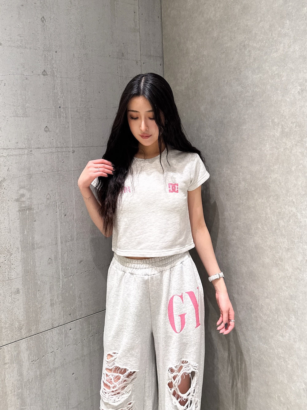 グレー系のTシャツ/カットソー、グレー系のスウェットパンツを着用したレディースの春コーディネートの5枚目の写真