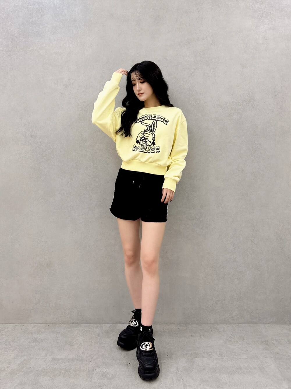 ブラック系のスニーカー、ブラック系のその他パンツ、イエロー系のスウェットを着用したレディースの春コーディネートの4枚目の写真
