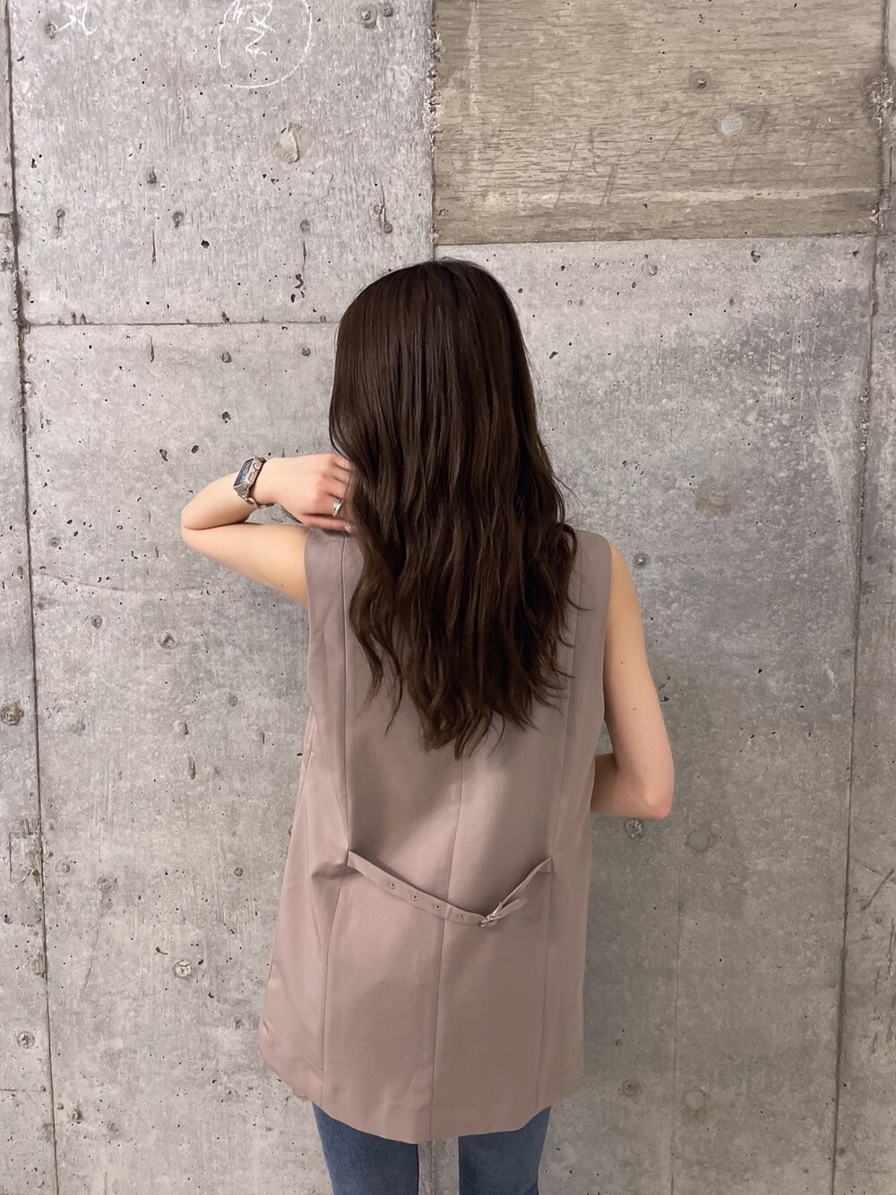 ホワイト系のニット/セーター、ブルー系のデニムパンツ、ホワイト系のパンプスを着用したレディースの春コーディネートの3枚目の写真