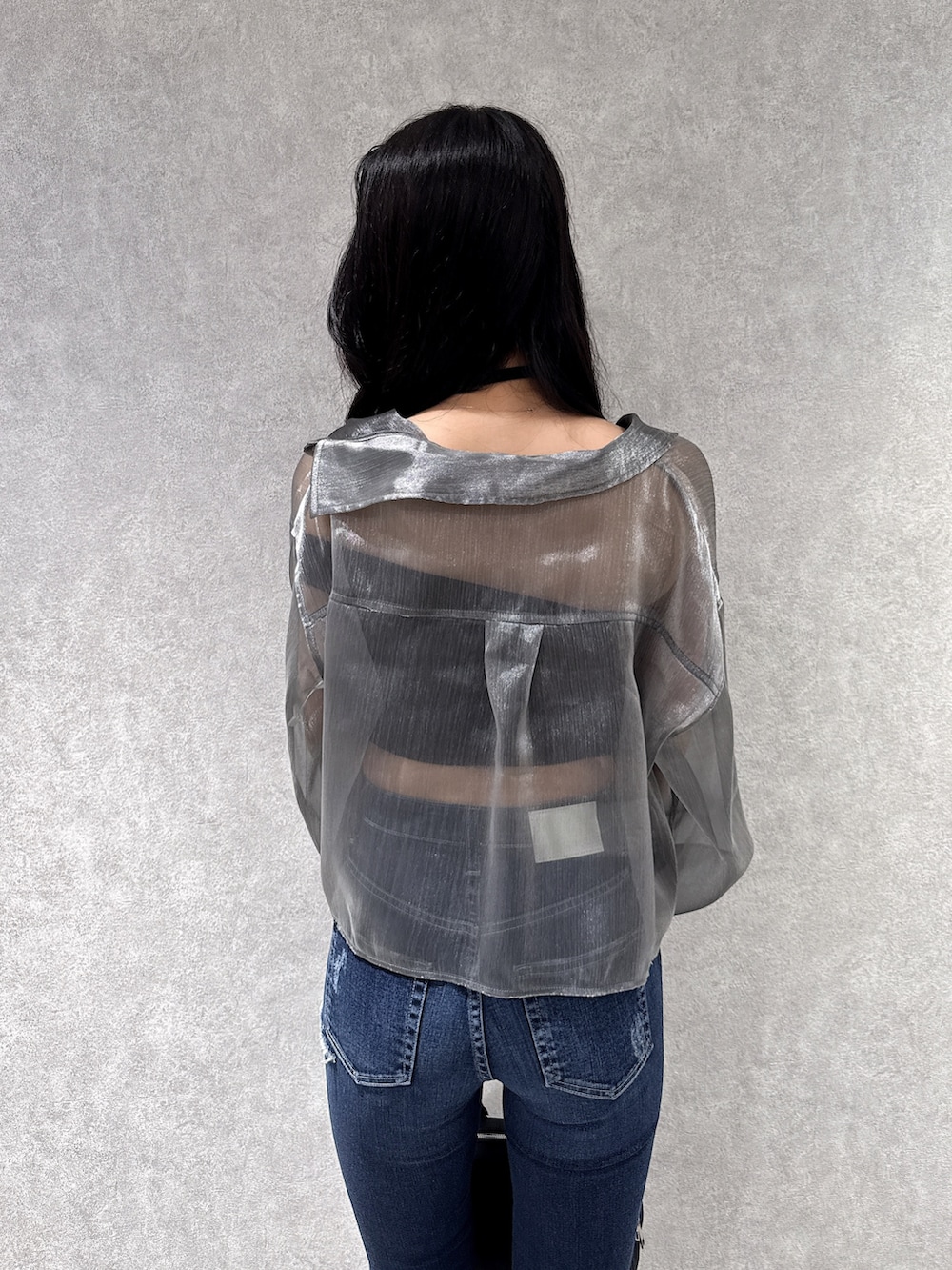 グレー系のシャツ/ブラウス、ブラック系のTシャツ/カットソー、ブルー系のデニムパンツを着用したレディースの夏コーディネートの6枚目の写真