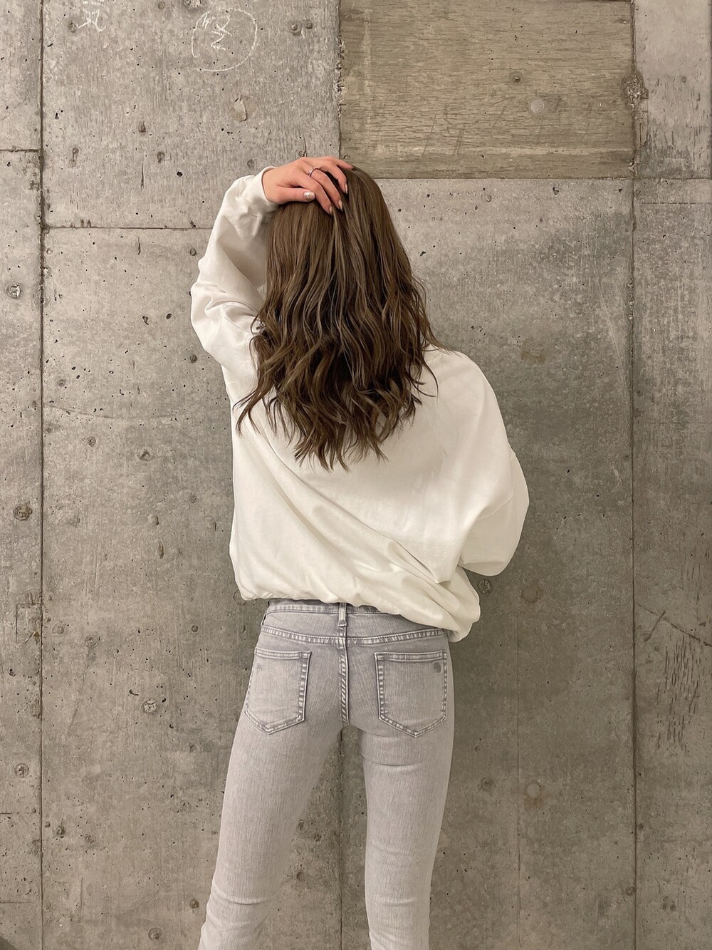 ホワイト系のスウェット、グレー系のその他パンツ、ホワイト系のパンプスを着用したレディースの冬コーディネートの4枚目の写真