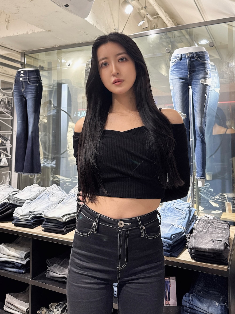 ブラック系のTシャツ/カットソー、ブラック系のデニムパンツ、ブラック系のパンプスを着用したレディースの秋コーディネートの4枚目の写真