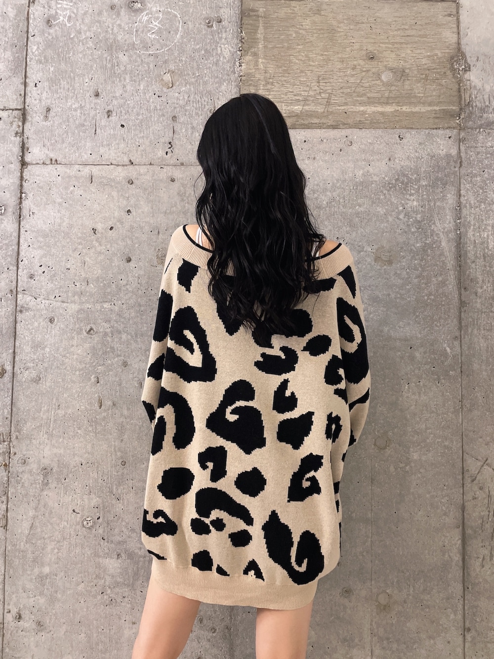 ブルー系のデニムパンツ、ホワイト系のキャミソール、ベージュ系のカーディガン/ボレロを着用したレディースの夏コーディネートの5枚目の写真