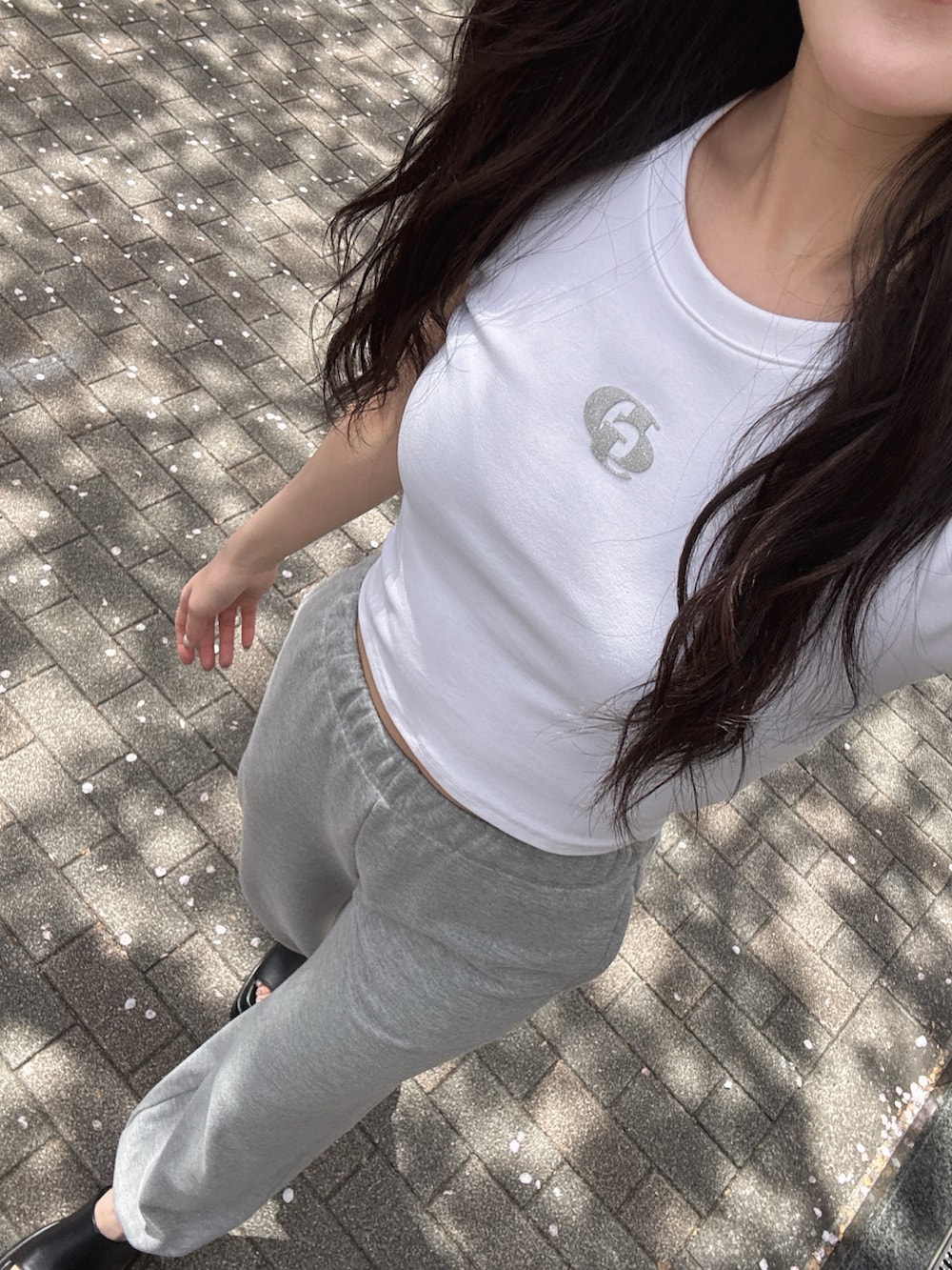 グレー系のスウェットパンツ、ブラック系のサンダル、ブラック系のハンドバッグを着用したレディースの春コーディネートの4枚目の写真