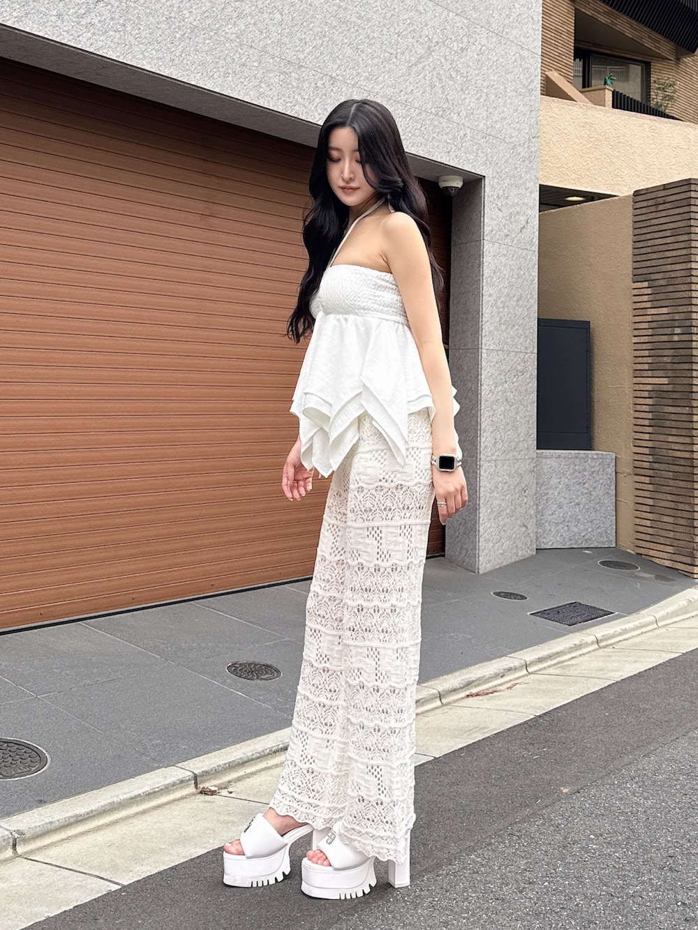 ホワイト系のキャミソール、ホワイト系のその他パンツ、ホワイト系のサンダルを着用したレディースの夏コーディネートの2枚目の写真