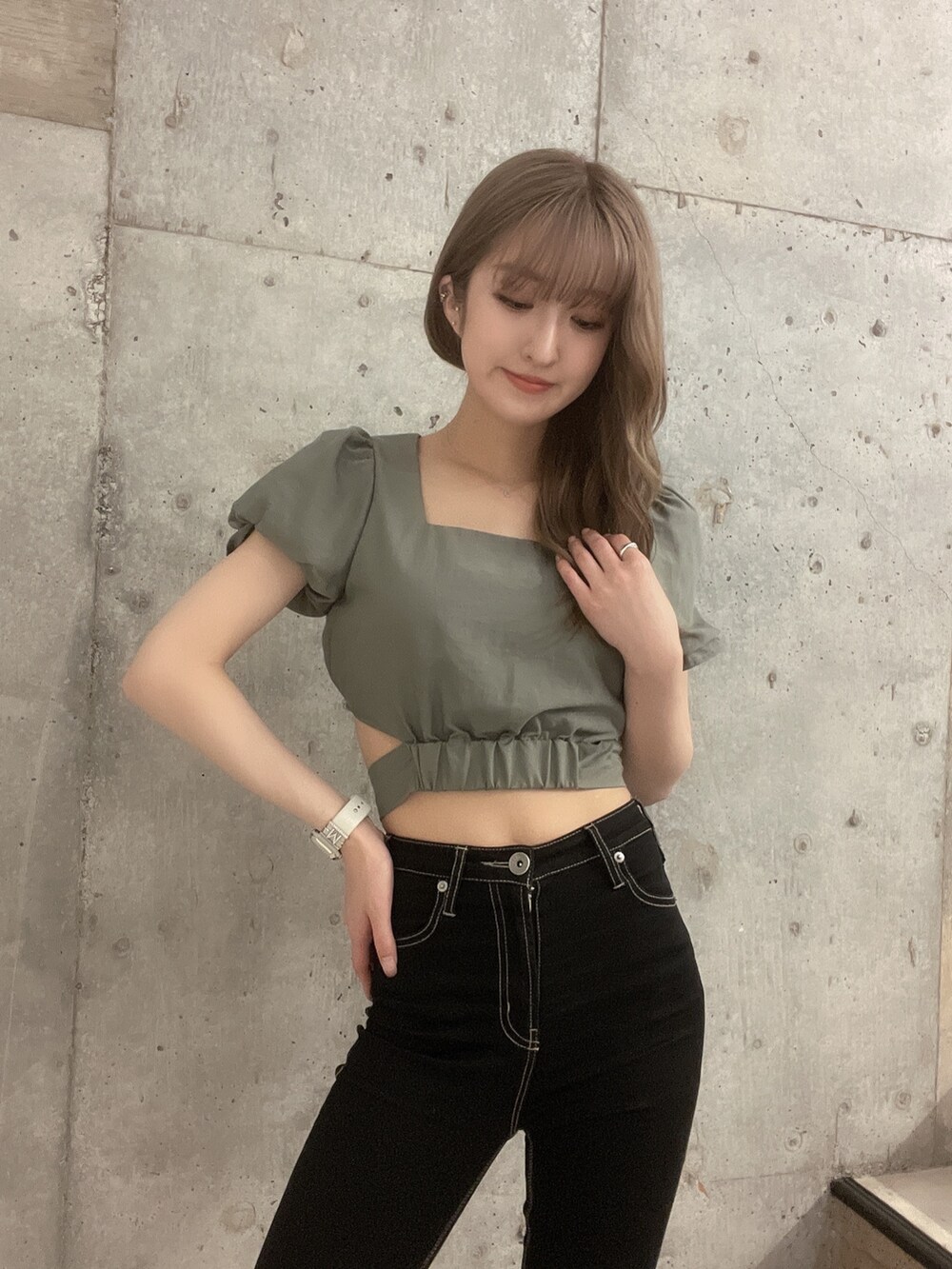 グリーン系のシャツ/ブラウス、ブラック系のデニムパンツ、ベージュ系のサンダルを着用したレディースの夏コーディネートの4枚目の写真