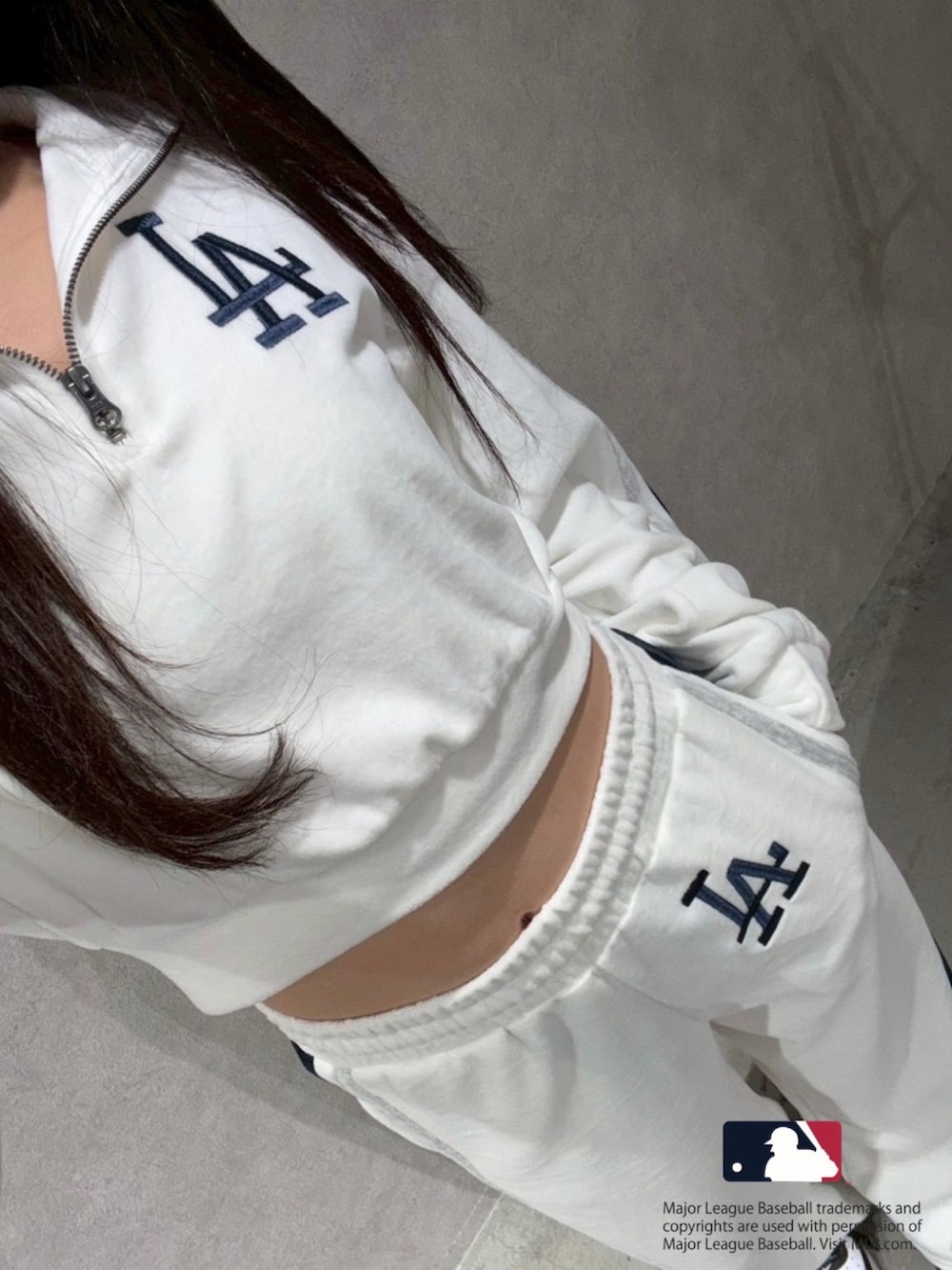 ホワイト系のその他パンツ、ホワイト系のTシャツ/カットソーを着用したレディースの冬コーディネートの2枚目の写真