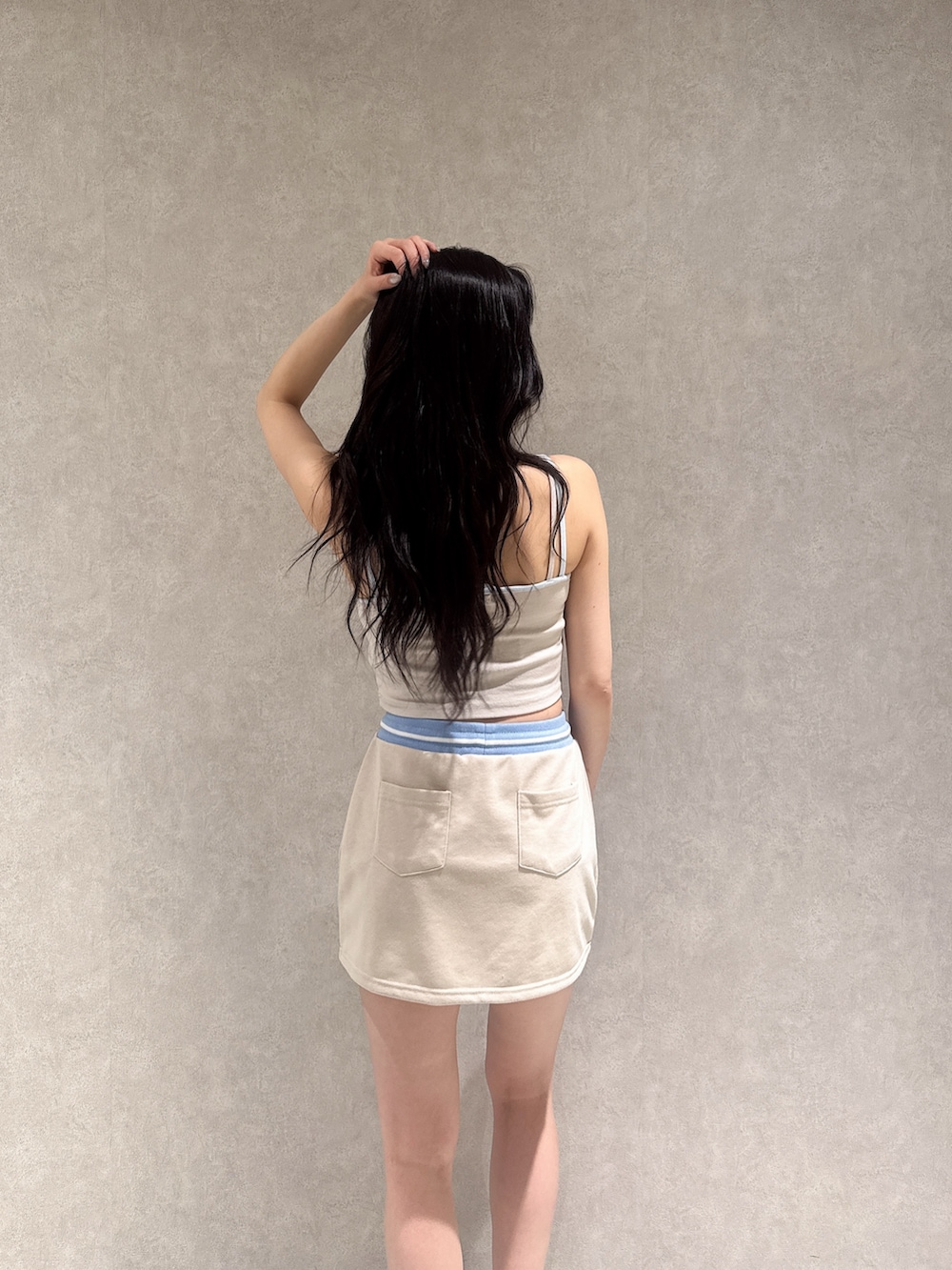 ベージュ系のスカート、ベージュ系のキャミソール、ホワイト系のサンダルを着用したレディースの夏コーディネートの3枚目の写真