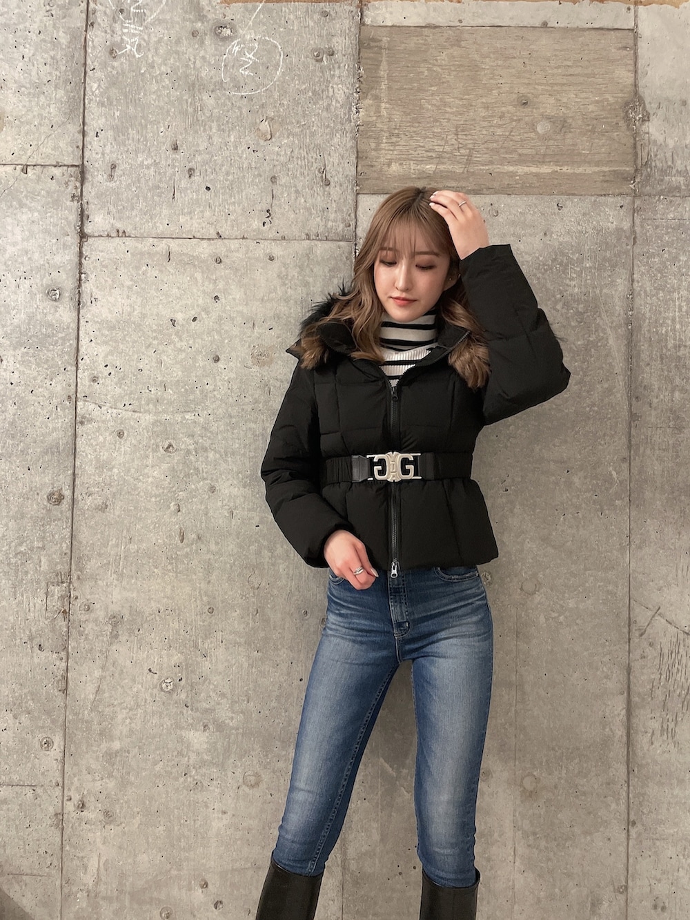 ブラック系のダウンジャケット/コート、その他のニット/セーター、ブルー系のデニムパンツを着用したレディースの秋コーディネートの2枚目の写真