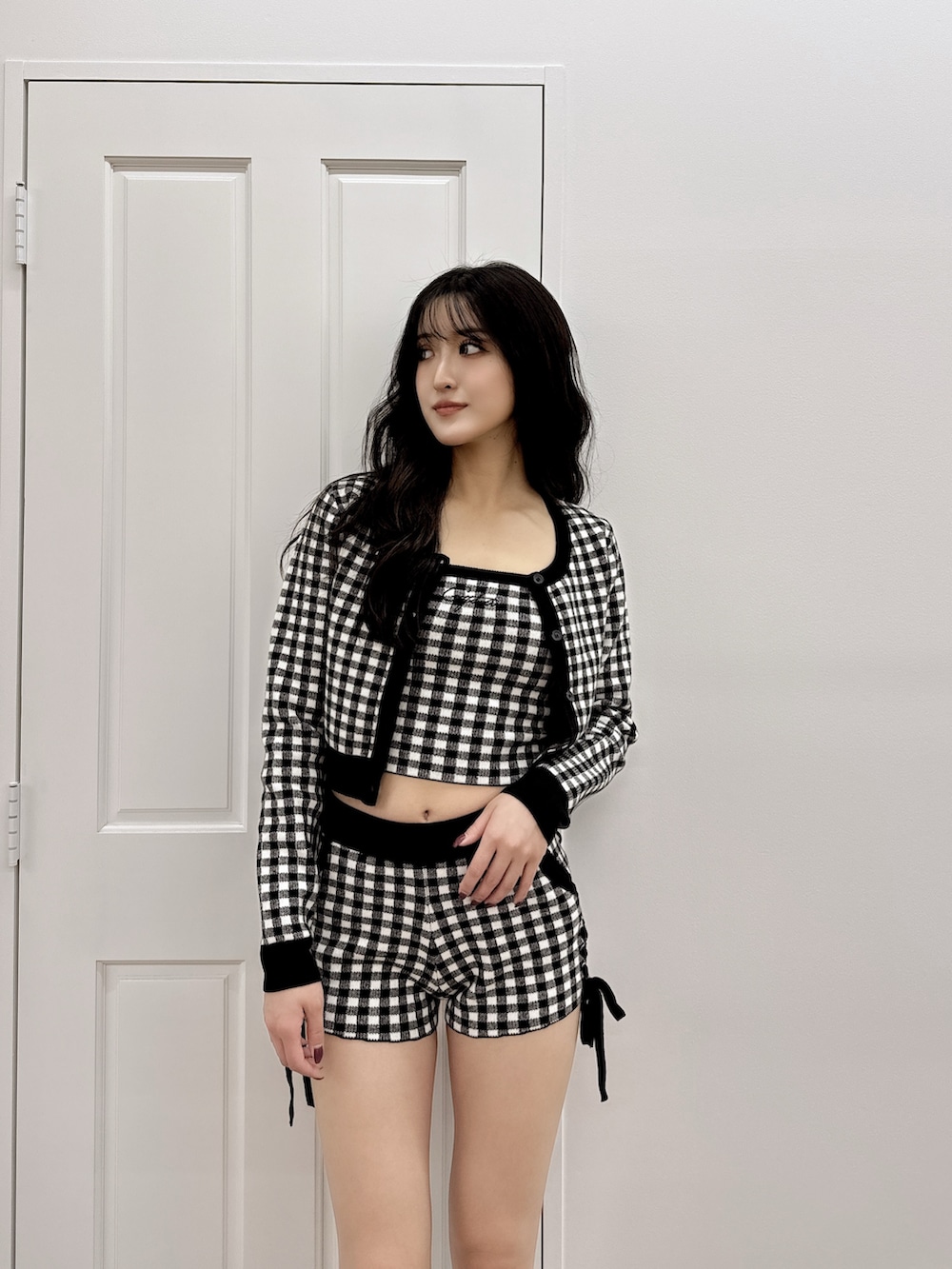 その他のその他パンツ、その他のニット/セーター、ブラック系のブーツを着用したレディースの春コーディネートの3枚目の写真