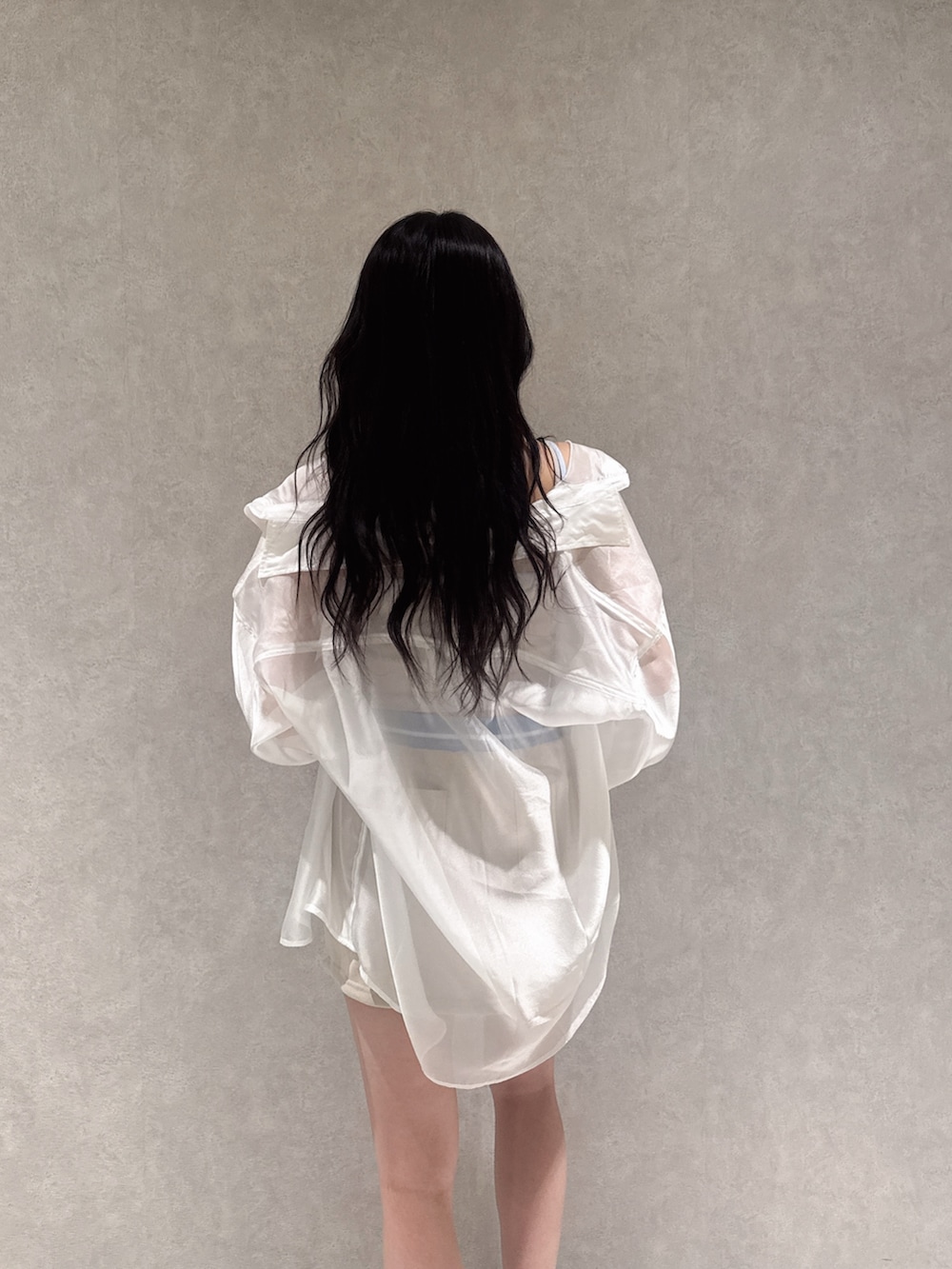 ベージュ系のスカート、ベージュ系のキャミソール、ホワイト系のサンダルを着用したレディースの夏コーディネートの6枚目の写真