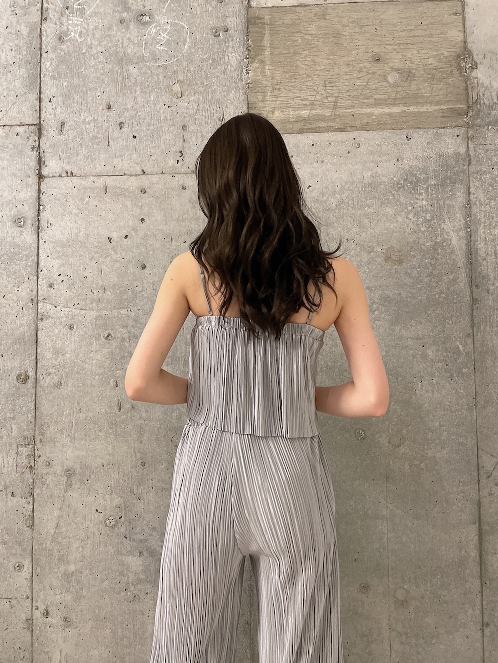 グレー系のキャミソール、グレー系のその他パンツ、ホワイト系のパンプスを着用したレディースの春コーディネートの4枚目の写真