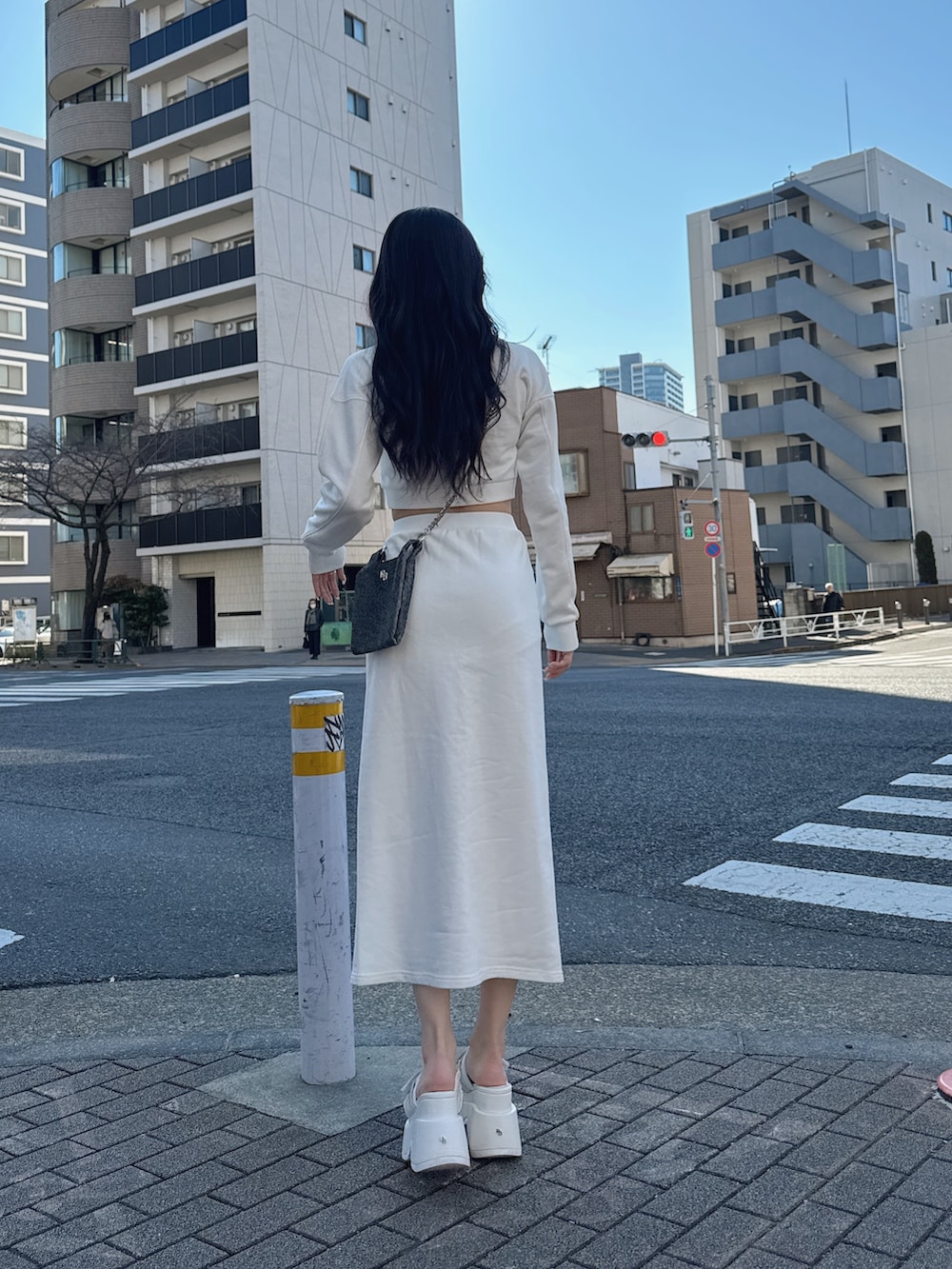 ホワイト系のサンダル、ホワイト系のスウェット、ホワイト系のスカートを着用したレディースの冬コーディネートの2枚目の写真