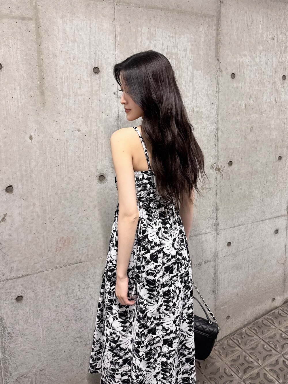 ブラック系のサンダル、その他のワンピース、ブラック系のハンドバッグを着用したレディースの夏コーディネートの5枚目の写真