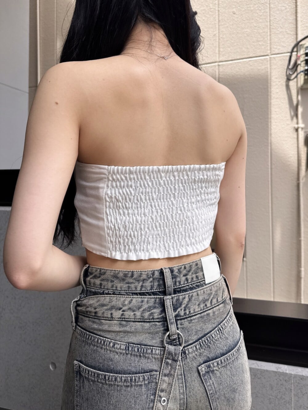 ブルー系のデニムパンツ、ホワイト系のシャツ/ブラウスを着用したレディースの夏コーディネートの5枚目の写真