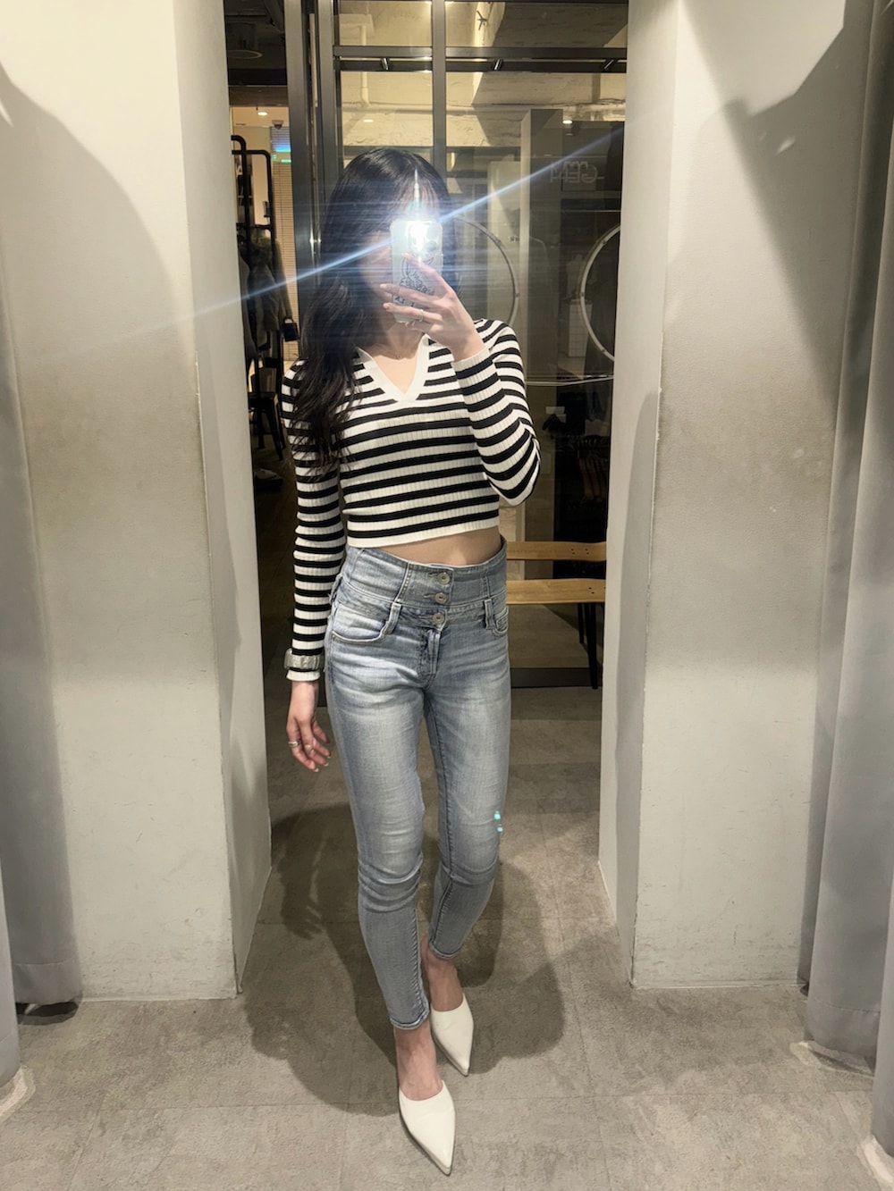 その他のニット/セーター、ブルー系のデニムパンツ、ホワイト系のパンプスを着用したレディースの冬コーディネートの2枚目の写真