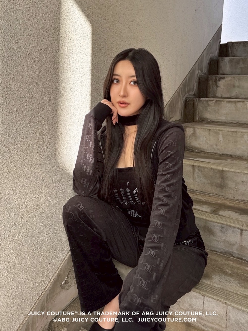 ブラック系のスウェットパンツ、ブラック系のチューブトップ、ブラック系のパーカーを着用したレディースの冬コーディネートの3枚目の写真