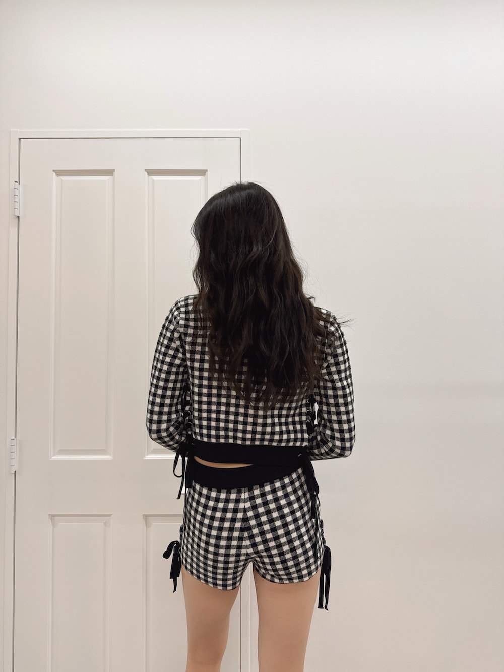 その他のその他パンツ、その他のニット/セーター、ブラック系のブーツを着用したレディースの春コーディネートの4枚目の写真