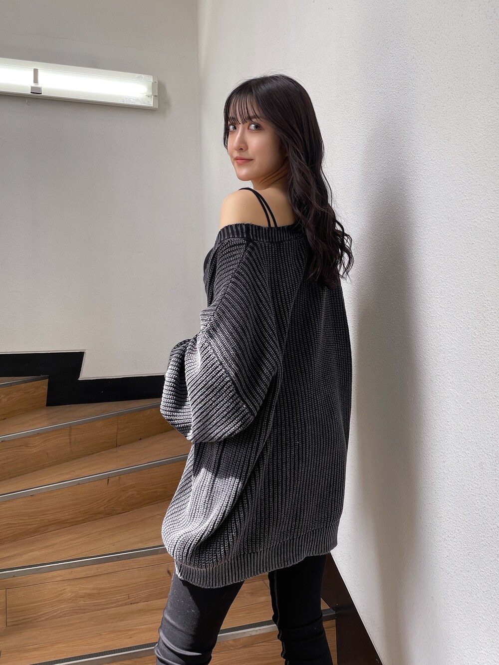 グレー系のカーディガン/ボレロ、ブラック系のキャミソール、ブラック系のデニムパンツを着用したレディースの夏コーディネートの4枚目の写真