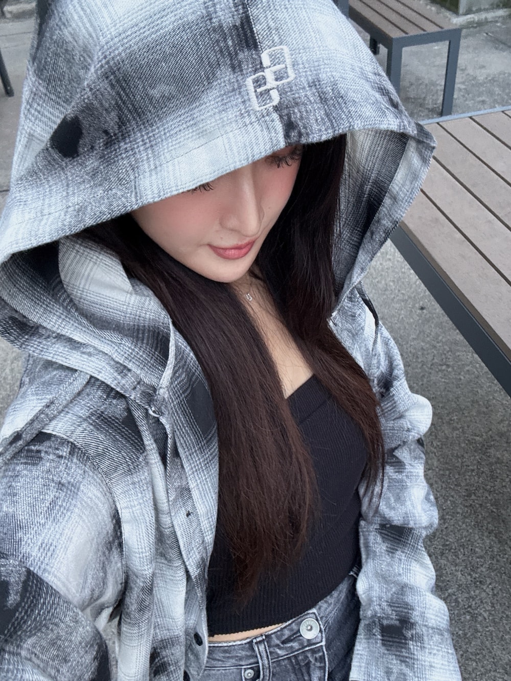 ブラック系のデニムスカート、ブラック系のシャツ/ブラウス、ブラック系のキャミソールを着用したレディースの秋コーディネートの4枚目の写真