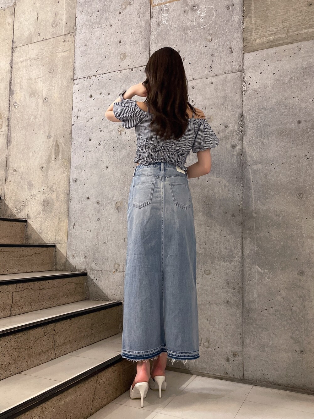 その他のシャツ/ブラウス、ブルー系のデニムスカート、ホワイト系のパンプスを着用したレディースの春コーディネートの3枚目の写真