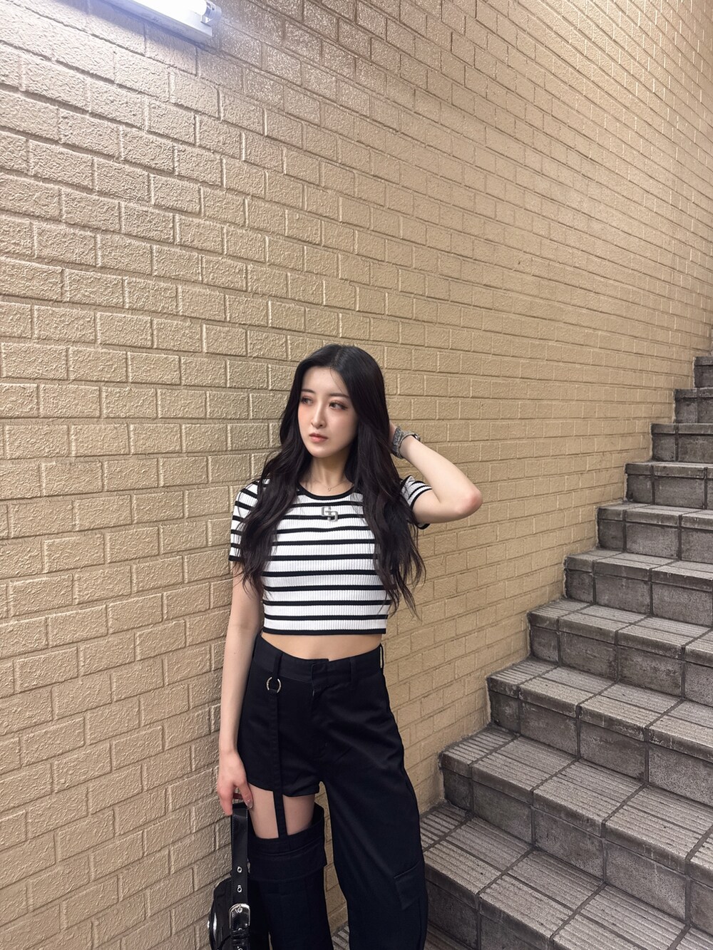 その他のニット/セーター、ブラック系のその他パンツ、ブラック系のハンドバッグを着用したレディースの夏コーディネートの3枚目の写真