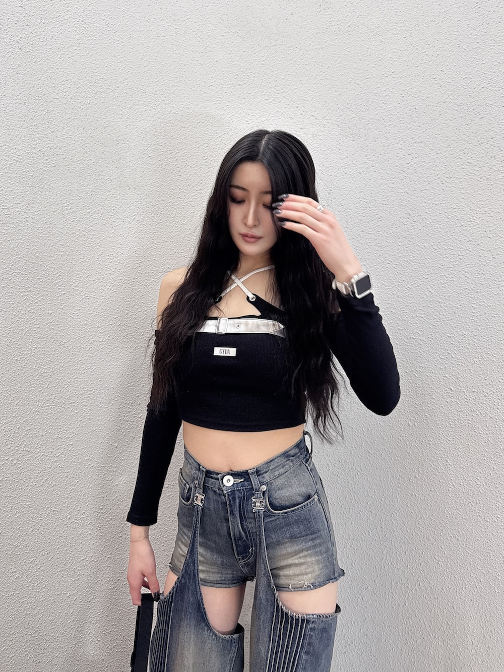 ブラック系のTシャツ/カットソー、ブルー系のデニムパンツ、ブラック系のハンドバッグを着用したレディースの春コーディネートの2枚目の写真