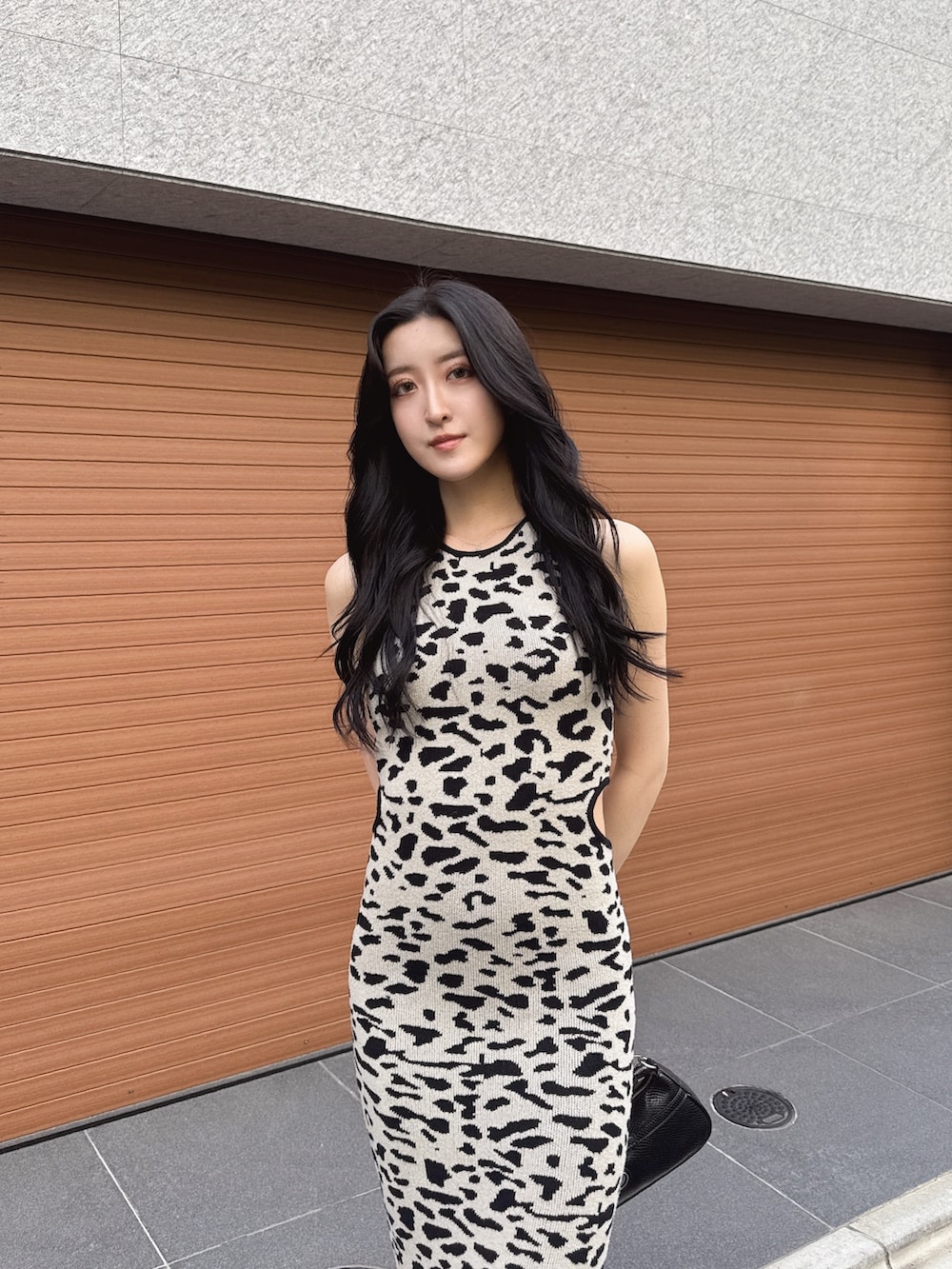 その他のワンピース、ブラック系のサンダル、ブラック系のハンドバッグを着用したレディースの夏コーディネートの2枚目の写真