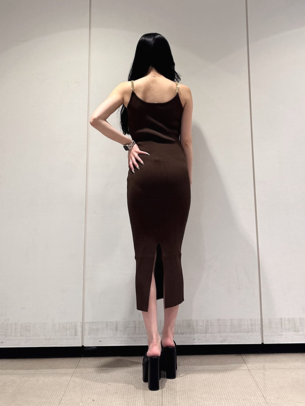 ブラック系のサンダル、ブラウン系のワンピースを着用したレディースの夏コーディネートの3枚目の写真