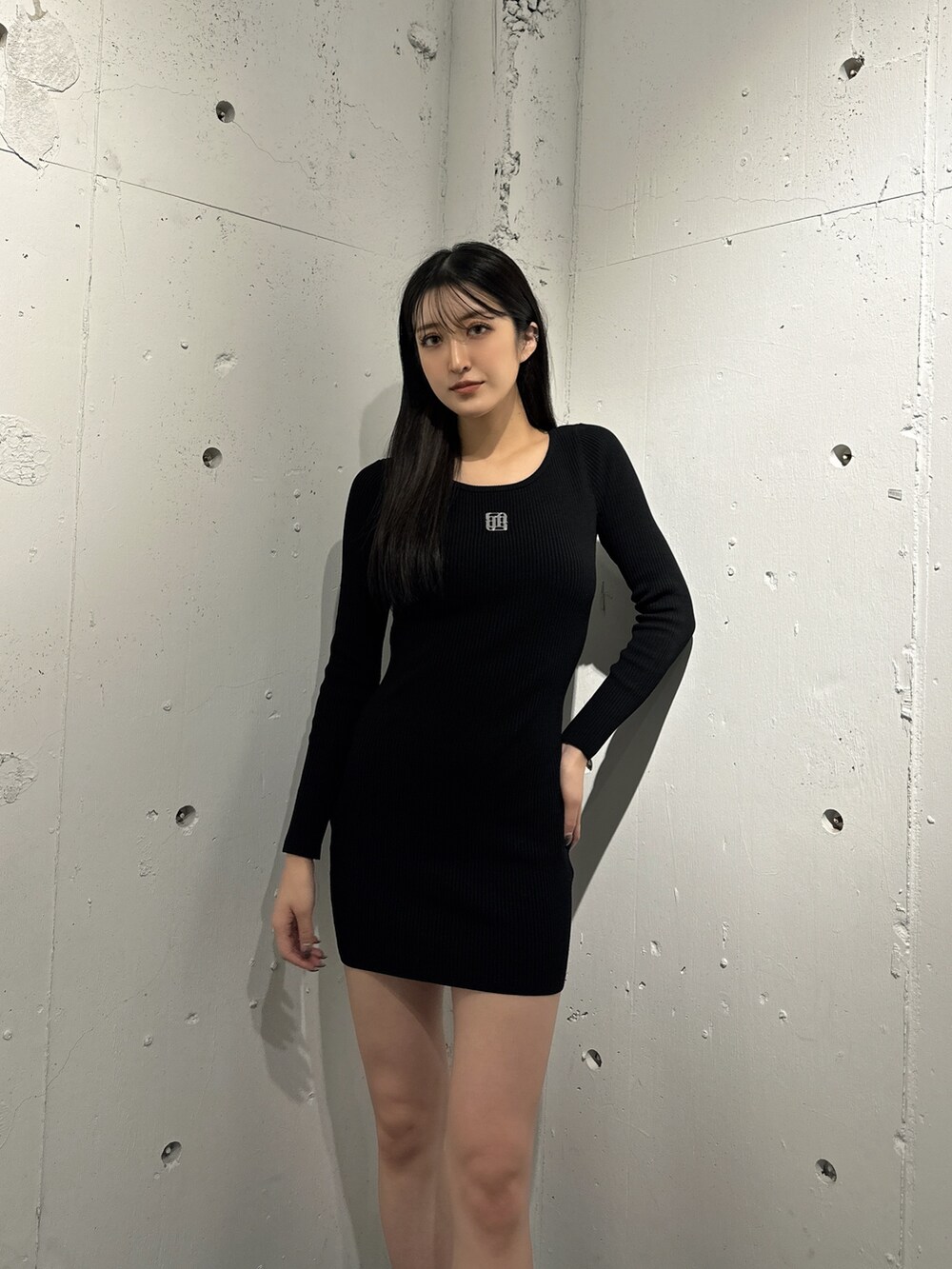 ブラック系のワンピース、ブラック系のブーツを着用したレディースの秋コーディネートの2枚目の写真