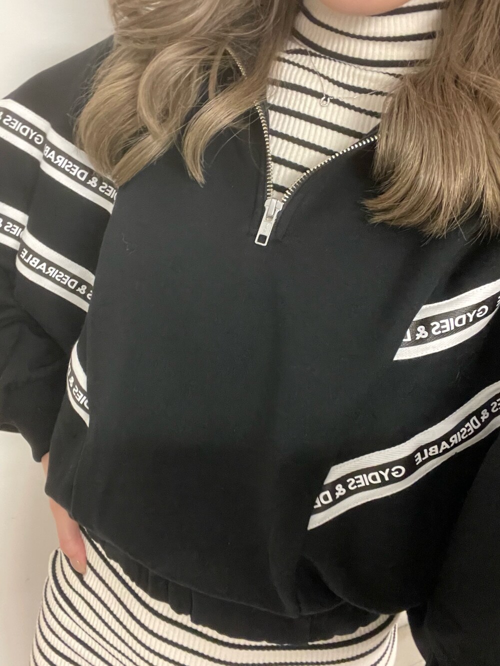 ブラック系のスウェット、ホワイト系のワンピース、ブラック系のブーツを着用したレディースの夏コーディネートの5枚目の写真