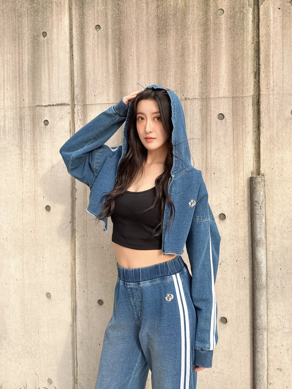 ブルー系のブルゾン、ブルー系のその他パンツ、ブラック系のサンダルを着用したレディースの春コーディネートの2枚目の写真