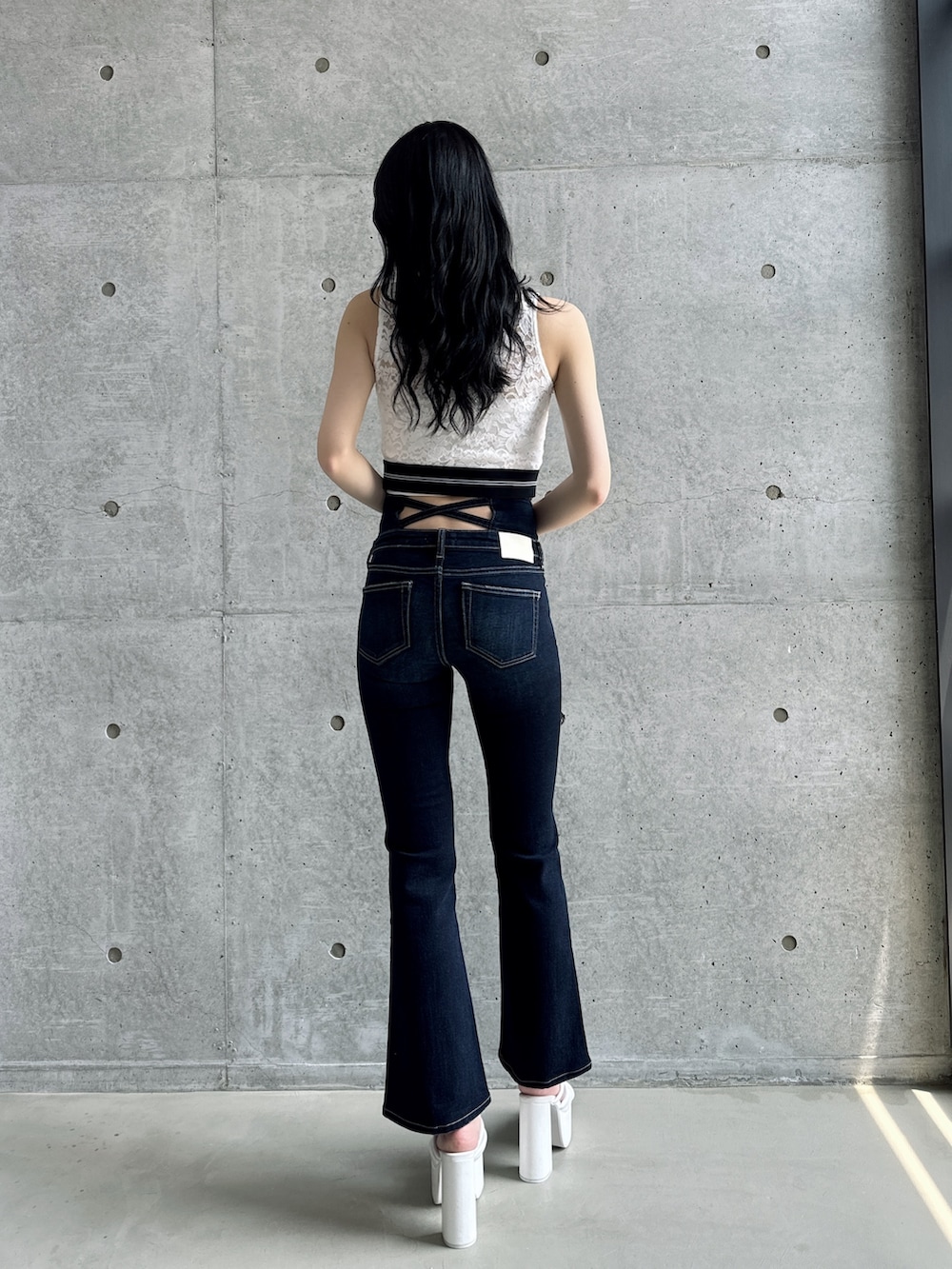 ホワイト系のTシャツ/カットソー、ホワイト系のチューブトップ、ブルー系のデニムパンツを着用したレディースの夏コーディネートの2枚目の写真