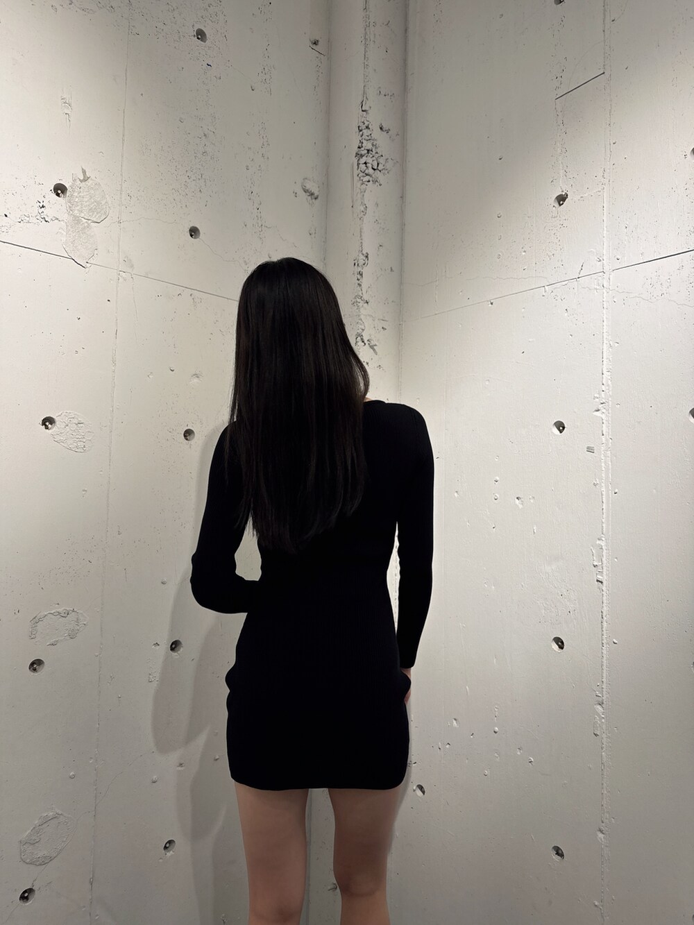 ブラック系のワンピース、ブラック系のブーツを着用したレディースの秋コーディネートの3枚目の写真