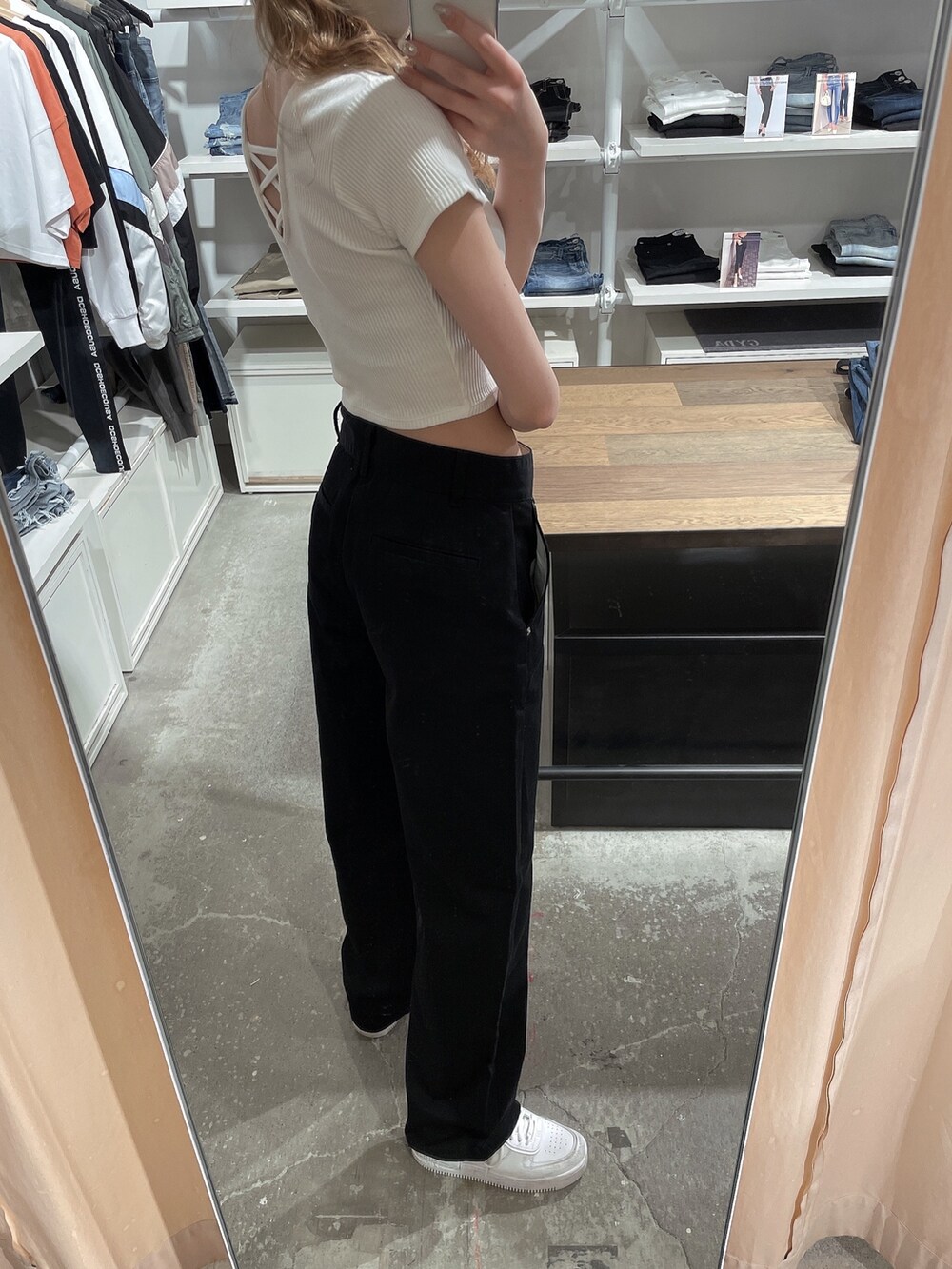 ホワイト系のTシャツ/カットソー、ブラック系のその他パンツを着用したレディースの春コーディネートの4枚目の写真